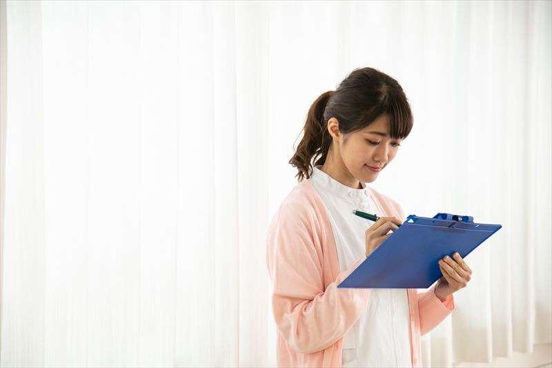 書類を確認するスタッフ