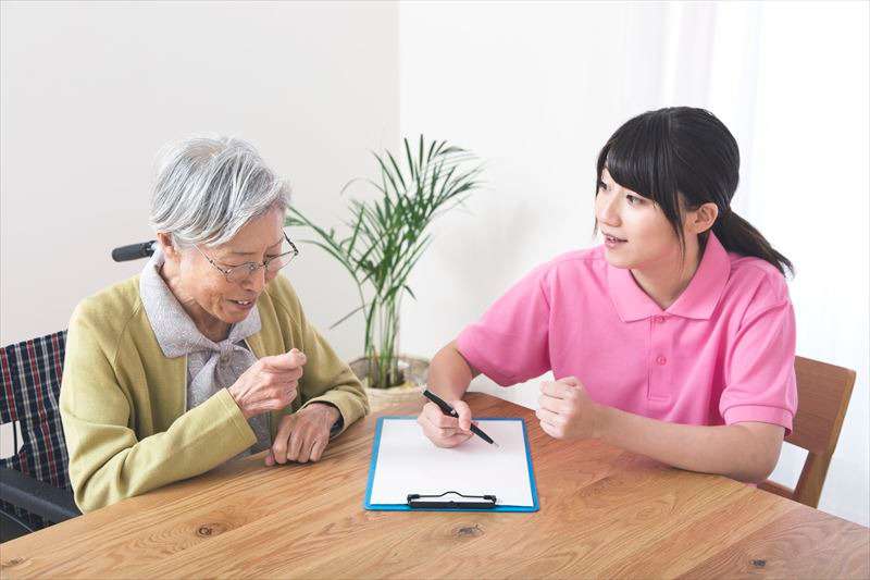 書類の確認をする利用者とスタッフ