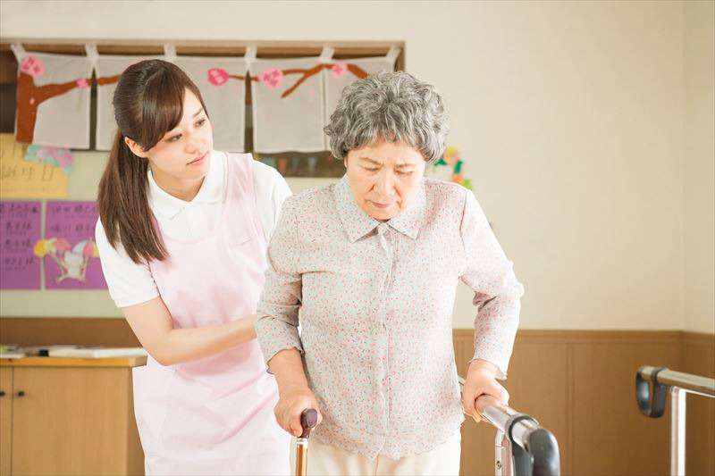 利用者の歩行を介助するスタッフ