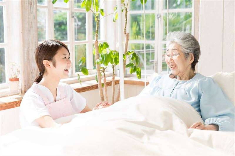 談笑するスタッフと利用者