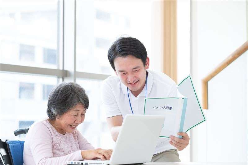 利用者のパソコン操作をサポートするスタッフ