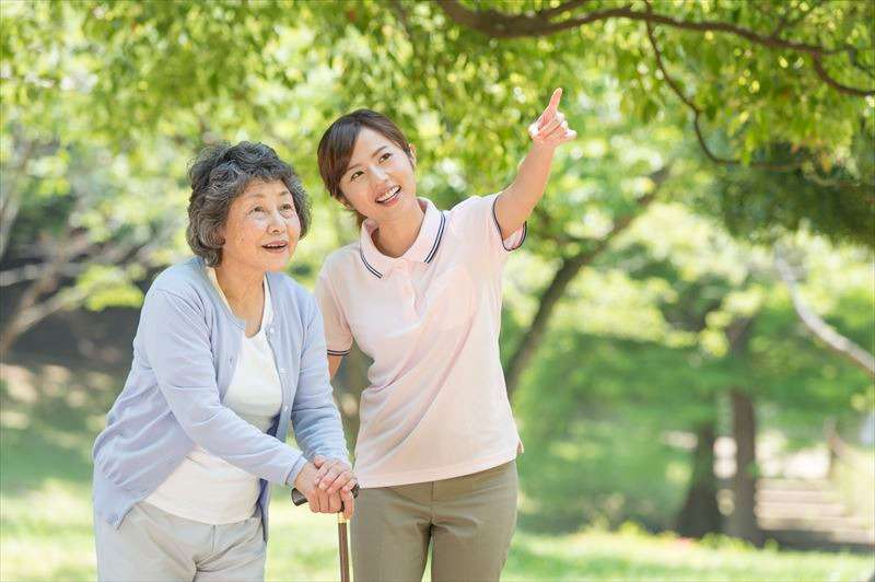 散歩する利用者とスタッフ